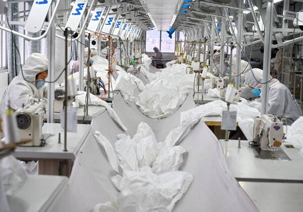 2020 Bilder des Jahres, News 02 Februar News Themen der Woche KW05 News Bilder des Tages (200202) -- FUZHOU, Feb. 2, 2020 -- People make protective suits at the workshop of a company in Fuzhou, southeast China s Fujian Province, Feb. 2, 2020. To help fight the outbreak of pneumonia caused by novel coronavirus, workers of many medical material companies rushed to work ahead of schedule. ) CHINA-FUJIAN-FUZHOU-NOVEL CORONAVIRUS-MEDICAL EQUIPMENT-SUPPLY (CN) LinxShanchuan 