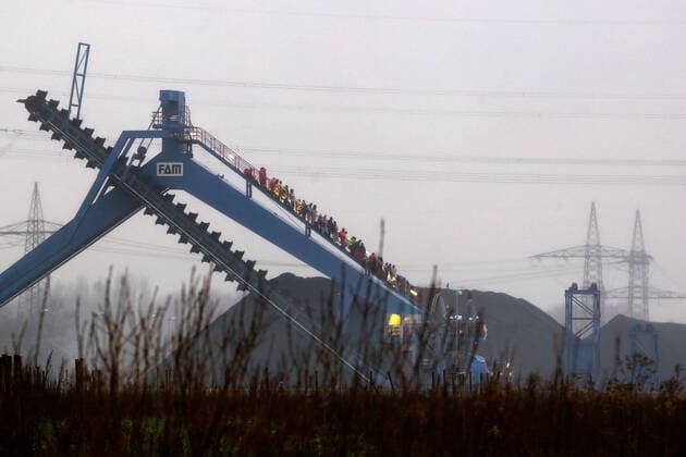 2020 Bilder des Jahres, News 02 Februar News Themen der Woche KW05 News Bilder des Tages 02.020. .2020 Dattel, Kreis Recklinghausen, NRW Ungefähr 120 Aktivisten der Aktion Ende Gelände, Hambi Aktivisten, decoalonize europe und froidays for future haben 2 Bagger auf dem Gelände des Kraftwerks Datteln 4 besetzt und Protestbanner angebracht. Sie protestieren gegen die Inbetriebnahme des Uniper-Steinkohle-Kraftwerks im Januar dieses Jahres. Vor einem Werkstor unterstützen weitere Kraftwerksgegner den Protest. *** 02 020 2020 Dattel, Kreis Recklinghausen, NRW About 120 activists of the Aktion Ende Gelände, Hambi activists, decoalonize europe and froidays for future have occupied 2 excavators on the site of the Datteln 4 power plant and put up protest banners They are protesting against the commissioning of the Uniper hard coal-fired power plant in January of this year In front of a factory gate other power plant opponents ar