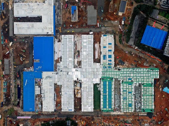 2020 Bilder des Jahres, News 02 Februar News Themen der Woche KW05 News Bilder des Tages (200202) -- WUHAN, Feb. 2, 2020 -- Aerial photo taken on Feb. 2, 2020 shows the Huoshenshan (Fire God Mountain) Hospital in Wuhan, central China s Hubei Province. China has built a makeshift hospital in 10 days to battle against the novel strain of coronavirus in Wuhan, the epicenter of the virus outbreak in central China s Hubei Province. Huoshenshan (Fire God Mountain) Hospital was delivered Sunday in Wuhan. It is dedicated to treating patients infected with the virus. ) CHINA-WUHAN-HUOSHENSHAN HOSPITAL (CN) LixHe 