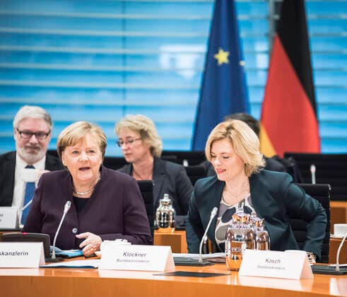 Lebensmittel-Gipfel: Angela Merkel + Julia Klöckner Europa,Deutschland,Berlin, 03.02.2020: Die Bundesregierung unter Leitung von Angela Merkel bespricht im Bundeskanzleramt mit Vertretern von Edeka, Aldi,Rewe und der Schwarzgruppe über faire Lebensmittelpreise. Wirtschaftsminister und Agrarministerin wollen mit den Handelsriesen über eine Verbesserung der Situation der Landwirte sprechen. *** Food Summit Angela Merkel Julia Klöckner Europe,Germany,Berlin, 03 02 2020 The Federal Government headed by Angela Merkel discusses fair food prices with representatives of Edeka, Aldi,Rewe and the Black Group in the Federal Chancellery Economics Minister and Agriculture Minister want to talk to the trade giants about improving the situation of farmers