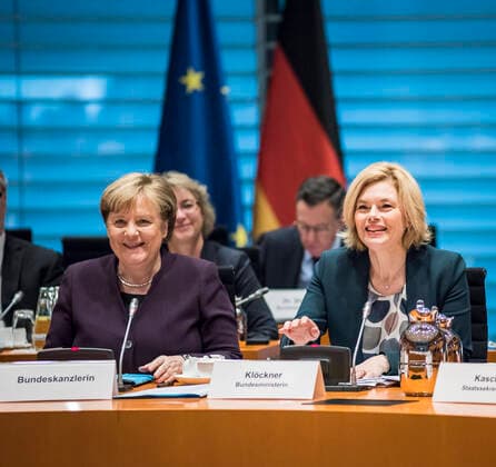 2020 Bilder des Jahres, News 02 Februar News Themen der Woche KW06 News Bilder des Tages Lebensmittel-Gipfel: Angela Merkel + Julia Klöckner Europa,Deutschland,Berlin, 03.02.2020: Die Bundesregierung unter Leitung von Angela Merkel bespricht im Bundeskanzleramt mit Vertretern von Edeka, Aldi,Rewe und der Schwarzgruppe über faire Lebensmittelpreise. Wirtschaftsminister und Agrarministerin wollen mit den Handelsriesen über eine Verbesserung der Situation der Landwirte sprechen. *** Food Summit Angela Merkel Julia Klöckner Europe,Germany,Berlin, 03 02 2020 The Federal Government headed by Angela Merkel discusses fair food prices with representatives of Edeka, Aldi,Rewe and the Black Group in the Federal Chancellery Economics Minister and Agriculture Minister want to talk to the trade giants about improving the situation of farmers