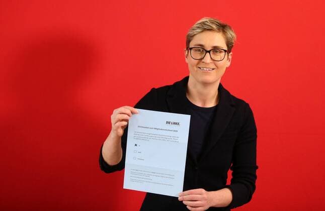 PK Die LINKE Erfurt 03 02 2020 , Erfurt, office Die LINKE, press conference on the decision of the members of the coalition agreement in the picture Head of the parliamentary group Susanne Hennig Wellsow Die LINKE shows a voting paper on the coalition agreement