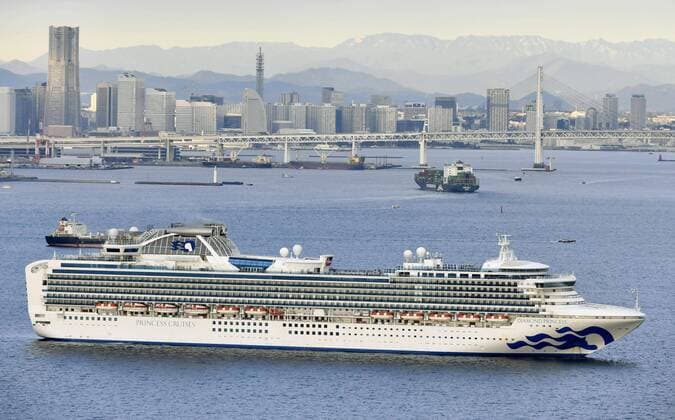 2020 Bilder des Jahres, News 02 Februar News Themen der Woche KW06 News Bilder des Tages New Coronavirus Photo taken from a Kyodo News helicopter on Feb. 4, 2020, shows luxury cruise ship Diamond Princess off Daikoku Pier in Yokohama near Tokyo. The previous day, an elderly passenger who disembarked in Hong Kong late January was found infected with a new coronavirus, leading health officials to quarantine all the 3,700 passengers and crew members. 