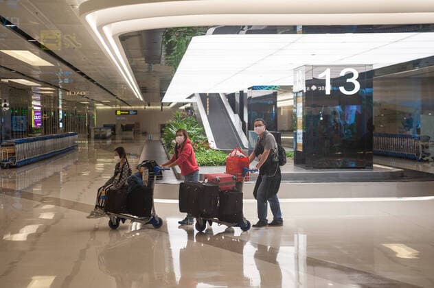 31 01 2020, Singapore, Republic of Singapore, Asia Air travellers arrive at Changi airport and wear respiratory masks to protect themselves from coronavirus infection