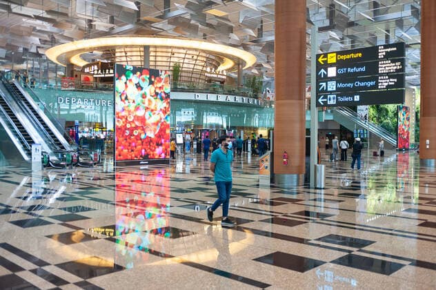 31 01 2020, Singapore, Republic of Singapore, Asia A man walks through the departure lounge of Terminal 3 at Changi Airport and wears a respiratory mask to protect himself from infection with the corona virus