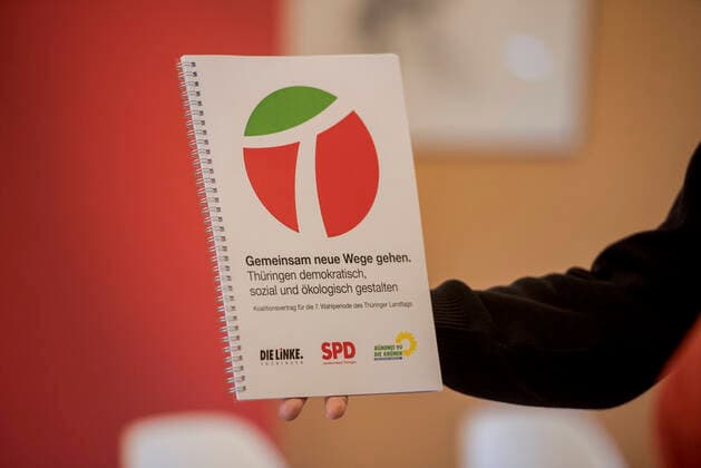 COALITION AGREEMENT RED RED GREEN IN THURINGIA 04 02 2020 Erfurt The bound coalition agreement at the signing of the coalition agreement of Die Linke, SPD and Bündnis 90 Die Grünen Thüringen on 4 February 2020 in the Dacheröden house in Erfurt