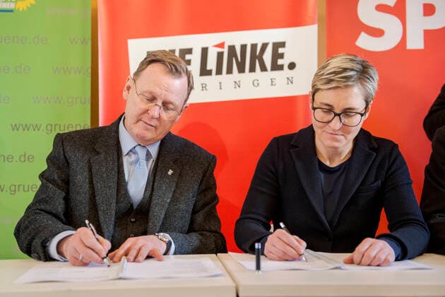 COALIATION AGREEMENT RED RED GREEN IN THURINGIA 04 02 2020 Erfurt V l n r The Thuringian Prime Minister Bodo Ramelow The Left Party and the state chairwoman of the party The Left Party of Thuringia Susanne Hennig Wellsow sign the coalition agreement of The Left Party, SPD and Bündnis 90 The Green Party of Thuringia on 4 February 2020 in the Dacheröden House in Erfurt