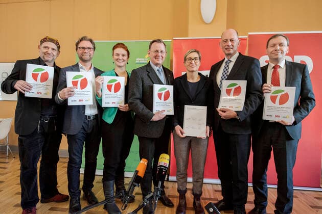 2020 Bilder des Jahres, News 02 Februar News Themen der Woche KW06 News Bilder des Tages KOALITIONSVERTRAG - ROT-ROT-GRÜN IN THÜRINGEN 04 02 2020 - Erfurt: V.l.n.r. Der Landessprecher von BÜNDNIS 90 DIE GRÜNEN Thüringen Bernhard Stengele, der Fraktionsvorsitzende von BÜNDNIS 90 DIE GRÜNEN Thüringen Dirk Adams, die Landessprecherin von BÜNDNIS 90 DIE GRÜNEN Thüringen Ann-Sophie Bohm-Eisenbrandt, der Thüringer Ministerpräsident Bodo Ramelow (Die Linke), die Landesvorsitzende der Partei Die Linke Thüringen Susanne Hennig-Wellsow, der Landesvorsitzende der SPD Thüringen Wolfgang Tiefensee, der Fraktionsvorsitzende der SPD Thüringen Matthias Hey bei der Unterzeichnung des Koalitionsvertrags von Die Linke, SPD und Bündnis 90 Die Grünen Thüringen am 4. Februar 2020 im Haus Dacheröden in Erfurt. _________________ *** COALIATION AGREEMENT RED RED GREEN IN THURINGIA 04 02 2020 Erfurt V l n r The state spokesman of ALLIANCE 90 THE G