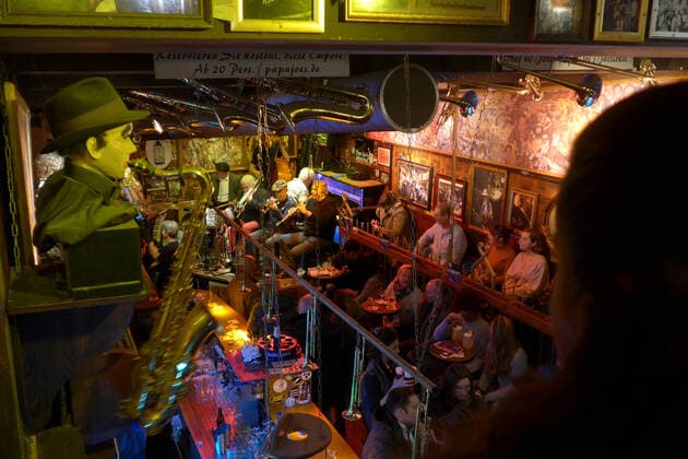 Papa Joe s Jazzlokal in der Kölner Altstadt, das nach eigener Darstellung älteste Jazzlokal Deutschlands. Jeden Abend finden Livekonzerte statt; hier der Auftritt der Red Beans Ragtime Band mit New-Orleans-Jazz. *** Papa Joes jazz club in the old town of Cologne, which is the oldest jazz club in Germany according to his own account Every evening there are live concerts, the Red Beans Ragtime Band performs New Orleans Jazz