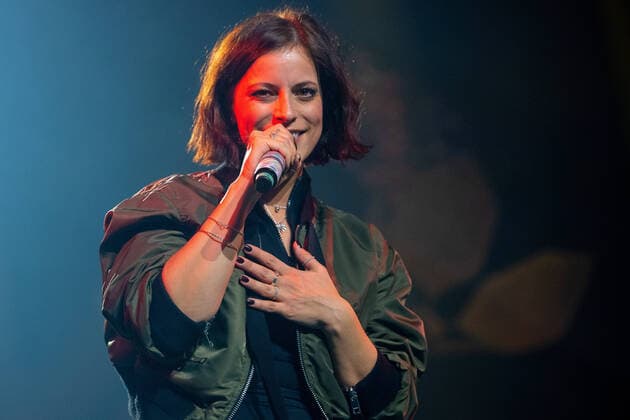 Silbermond - SCHRITTE LIVE Nach Leichtes Gepäck gehen Stefanie Kloß, Andreas Nowak, Johannes und Thomas Stolle musikalisch jetzt den nächsten Schritt ach was, die nächsten Schritte . Und so heißt auch das 6. Studioalbum von SILBERMOND. Leichtigkeit und Tiefe, Euphorie und Melancholie. Das Leben ist gemischt. Und dennoch ist es die Arbeit eines Künstlers, im Vergänglichen einen Standpunkt zu suchen, eine Haltung zu finden. Zu berühren, ohne zu predigen. SILBERMOND gelingt genau das. Die gut besuchte Messe Erfurt hat sich gestern begeistert an der Suche beteiligt. Copyright: xVIADATAx xHolgerxJohnx, Erfurt Thüringen Deutschland *** Silbermond SCHRITTE LIVE After light luggage Stefanie Kloß, Andreas Nowak, Johannes and Thomas Stolle are now musically taking the next step ach was, the next steps And thats also the name