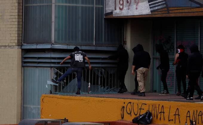 A group of hooded people light fire and destroy the windows of a part of the Rectory building of the National Autonomous University of Mexico, the highest house of Studies in this country in Mexico City, Mexico, 04 February 2020. The vandalism occurred after young students marched to the Rectory to demand attention to a petition document that they intended to hand over to the authorities. EFE Madla Hartz Hooded vandalize National University of Mexico !ACHTUNG: NUR REDAKTIONELLE NUTZUNG!  Copyright: xMadlaxHartzx AME8556 20200205-637164701900984710