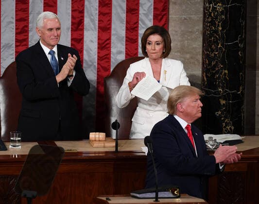 2020 Bilder des Jahres, News 02 Februar News Themen der Woche KW06 Speaker of the House Nancy Pelosi tears up her copy of the State of the Union address as President Donald Trump finishes his adfdress to a joint session of Congress in the House Chamber of the U.S. Capitol in Washington, DC on Tuesday, February 4, 2020. Vice President Mike Pence applauds at left.  WAP20200204803 KEVINxDIETSCH