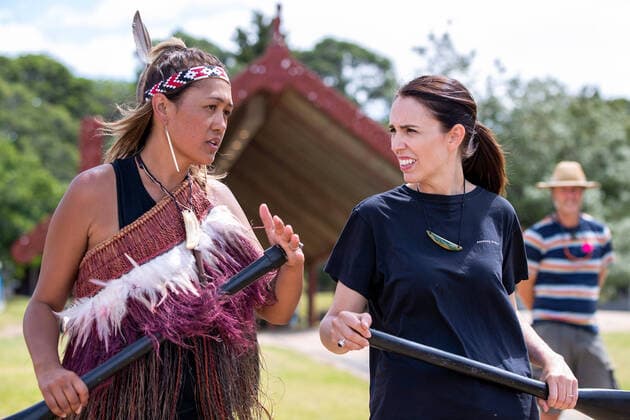 NZ WAITANGI DAY, New Zealand Prime Minister Jacinda Ardern receives rowing instruction before joining a Waka crew for a paddle prior to Waitangi Day in Waitangi, New Zealand, Wednesday, February 5, 2020. New Zealand s national day commemorates the signing on February 6, 1840, of the Treaty of Waitangi. ( NO ARCHIVING, EDITORIAL USE ONLY, NO USE IN BOOKS WITHOUT CONSENT WAITANGI NEW ZEALAND  Copyright: xDAVIDxROWLANDx 20200205001446829697