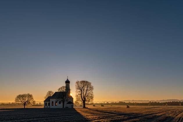  Kapelle St. Johann in erstem Morgenlicht, Raisting, Oberbayern, Bayern, Deutschland, Europa *** Chapel of St. John in first morning light, Raisting, Upper Bavaria, Bavaria, Germany, Europe Copyright: imageBROKER/RobertxSeitz ibxsei05095621.jpg