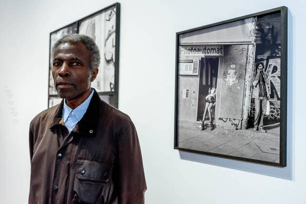 2020 Bilder des Jahres, Entertainment 02 Februar Entertainment Themen der Woche KW06 Entertainment Bilder des Tages Fotograf Akinbode Akinbiyi bei der Fotoausstellung Six Songs, Swirling Gracefully in the Taut Air mit Schwarz-Weiß-Fotografien des in Berlin lebenden nigerianischen Fotografen Akinbode Akinbiyi im Berliner Gropius Bau. Photographer Akinbode Akinbiyi at the photo exhibition Six Songs, Swirling Gracefully in the Taut Air with black and white photographs by the Nigerian photographer Akinbode Akinbiyi, who lives in Berlin, in the Berlin Gropius Bau. snapshot-photography F.Boillot *** Photographer Akinbode Akinbiyi at the photo exhibition Six Songs, Swirling Gracefully in the Taut Air with black and white photographs by Berlin-based Nigerian photographer Akinbode Akinbiyi at the Berlin Gropius Bau Photographer Akinbode Akinbiyi at the photo exhibition Six Songs, Swirling Gracefully in the Taut Air with black and white photographs by the