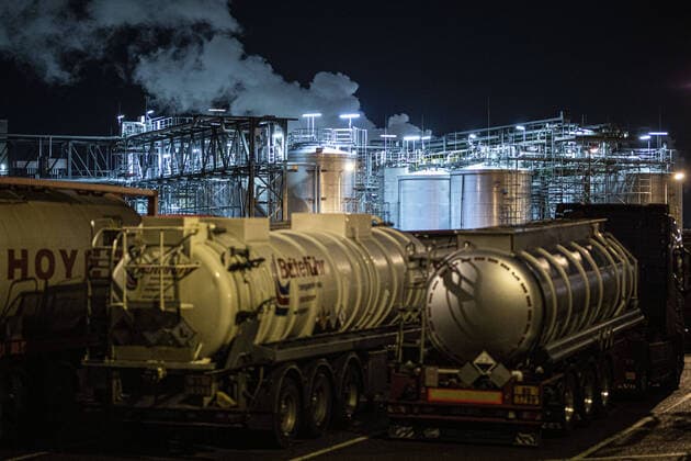 LKWs stehen vor dem Synthesewerk von BASF in Schwarzheide, 07.02.2020. Schwarzheide Deutschland *** Trucks stand in front of BASFs synthesis plant in Schwarzheide, 07 02 2020 Schwarzheide Germany Copyright: xFlorianxGaertner photothek.netx
