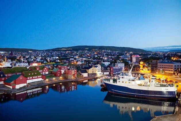 Hafen der Hauptstadt am Abend, Faeroeer, Streymoy, Torshavn Harbour of the capital in the evening, Faroe Islands, Streymoy, Torshavn BLWS604616 Copyright: xblickwinkel S.xZiesex