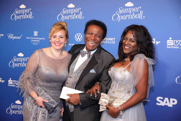 2020 Bilder des Jahres, Entertainment 02 Februar Entertainment Themen der Woche KW06 Entertainment Bilder des Tages Im Bild: Roberto Blanco mit Frau Luzandra Strassburg (aufgenommen am 07.02.2020) Dresden - SemperOpernball 2020 *** In the picture Roberto Blanco with Mrs. Luzandra Strasbourg taken on 07 02 2020 Dresden SemperOperaball 2020