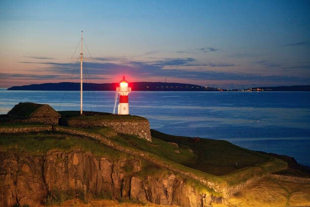Leuchtturm von Skansin am Abend, historische Festungsanlage, Faeroeer, Streymoy, Torshavn lighthouse of Skansin in the evening, historical fortress, Faroe Islands, Streymoy, Torshavn BLWS604619 Copyright: xblickwinkel S.xZiesex