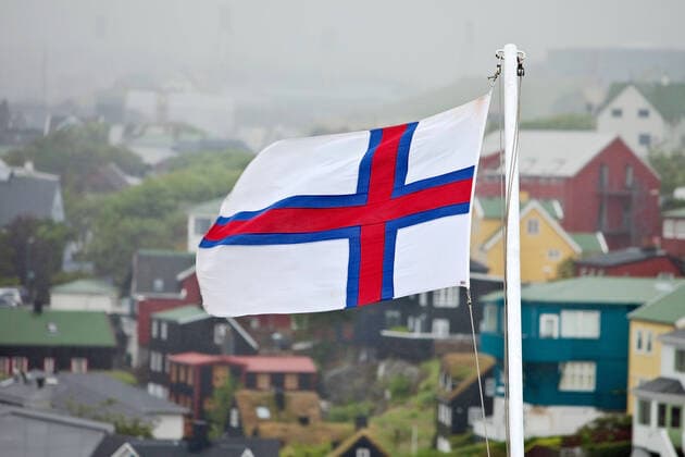 Flagge der Faeroeer vor Haeusern im Nebel, Faeroeer, Streymoy, Torshavn flag of the Faeroeer in front of houses in mist, Faroe Islands, Streymoy, Torshavn BLWS604600 Copyright: xblickwinkel S.xZiesex