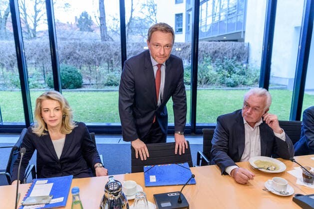 Christian Lindner, Wolfgang Kubicki, Katja Suding beim Auftakt der FDP-Vorstandssitzung in der Berliner Bundesgeschäftsstelle zur Vertrauensfrage nach der Wahl von Kemmerich zum Ministerpräsidenten in Thüringen mit den Stimmen der AfD. snapshot-photography F.Boillot *** Christian Lindner, Wolfgang Kubicki, Katja Suding at the opening of the FDP executive board meeting in the Berlin federal office on the question of trust after the election of Kemmerich as Prime Minister in Thuringia with the votes of AfD snapshot photography F Boillot