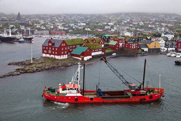 Ein Schiff faehrt in den Hafen der Hauptstadt ein, Faeroeer, Streymoy, Torshavn a ship approaches the harbour of the capital, Faroe Islands, Streymoy, Torshavn BLWS604617 Copyright: xblickwinkel S.xZiesex