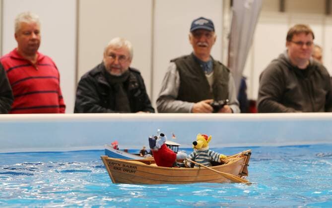 Erfurt Modell Leben 08 02 2020 , Erfurt, exhibition hall, Messe Modell Leben in picture a boat with Captain Bluebear and Hein Blöd is steered over the water