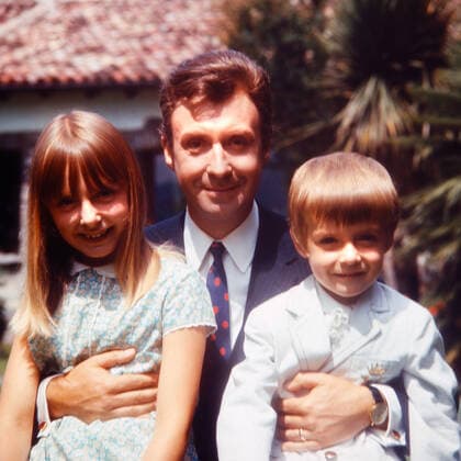 Peter Alexander, österreichischer Schauspieler, Entertainer und Sänger, mit Tochter Susanne und Sohn Michael in Morcote, Schweiz 1968. Austrian actor, singer and entertainer Peter Alexander with daughter Susanne and Son Michael at Morcote, Switzerland 1968. Nur redaktionelle Nutzung. Editorial usage only. Copyright: ArthurxGrimm UnitedArchives82001442