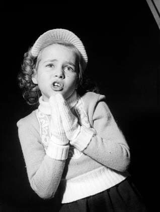 Cornelia Conny Froboess singt ihren Hit Das Lied vom Schneemann und Fräulein Lehmann , Deutschland 1951. Cornelia Conny Froboess performing her song Das Lied vom Schneemann und Frauelein Lehmann , Germany 1951. Nur redaktionelle Nutzung. Editorial usage only. Copyright: ArthurxGrimm UnitedArchives82001888