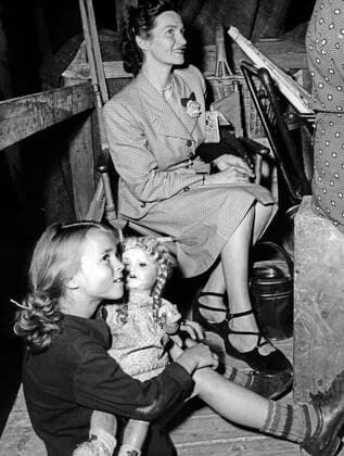 Sündige Grenze, Deutschland 1951, Regie: Robert A. Stemmle, Darsteller: Cornelia Conny Froboess mit ihrer Mutter Margaretha bei einer Drehpause Nur redaktionelle Nutzung. Editorial usage only. Copyright: ArthurxGrimm UnitedArchives82001889