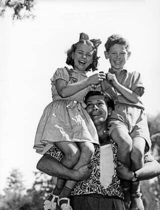 Große Star-Parade, Deutschland 1954, Regie: Paul Martin, Darsteller: Cornelia Conny Froboess, Peter Hinnen auf den Schultern von Bully Buhlan Nur redaktionelle Nutzung. Editorial usage only. Copyright: ArthurxGrimm UnitedArchives82001896