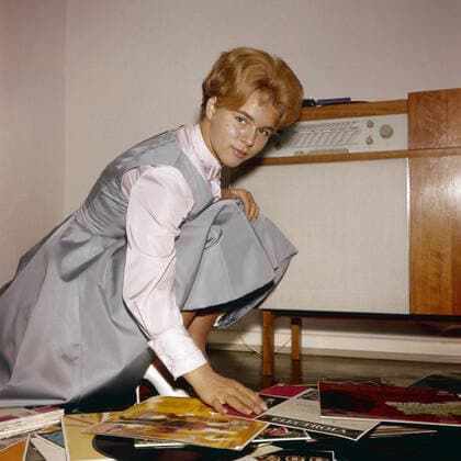 Cornelia Conny Froboess beim Musik hören im Wohnzimmer, Deutschland 1960. Cornelia Conny Froboess listening to her record disc collection at the living room, Germany 1960. Nur redaktionelle Nutzung. Editorial usage only. Copyright: ArthurxGrimm UnitedArchives82001948