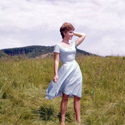 Cornelia Conny Froboess im Kleid in einem windigen Feld, Deutschland 1960. Cornelia Conny Froboess wearing a blue dress, Germany 1960. Nur redaktionelle Nutzung. Editorial usage only. Copyright: ArthurxGrimm UnitedArchives82001952