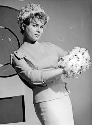 Cornelia Conny Froboess als Model für eine Modestrecke der Zeitschrift Film-Revue , Deutschland 1961. Cornelia Conny Froboess modeling for a fashion shoot of the Film-Revue magazine, Germany 1961. Nur redaktionelle Nutzung. Editorial usage only. Copyright: ArthurxGrimm UnitedArchives82001968