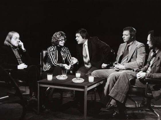 Gesprächsrunde mit (v. l.) Kabarettist Hanns Dieter Hüsch, Lore Lorentz Walther Schmieding, deutscher Kulturjournalist, Kaberettist Werner Schneyder und Volker Ludwig, Deutschland frühe 1970er Jahre. Talkshow with (l to r) cabaret artist Hanns Dieter Huesch, Lore Lorentz, arts and culture journalist Walther Schmieding, cabaret artist Werner Schneyder and Volker Ludwig, Germany early 1970s. Nur redaktionelle Nutzung. Editorial usage only. Copyright: ArthurxGrimm UnitedArchives82005441