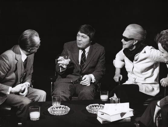 Gesprächsrunde mit (v. l.) General der Luftwaffe Johannes Steinhoff, Walther Schmieding, deutscher Kulturjournalist, Schauspielerin Elisabeth Flickenschildt und Arnulf Baring, Deutschland frühe 1970er Jahre. Talkshow with (l to r) Felix von Eckardt, air force general Johannes Steinhoff, arts and culture journalist Walther Schmieding, actress Elisabeth Flickenschildt and Arnulf Baring, Germany early 1970s. Nur redaktionelle Nutzung. Editorial usage only. Copyright: ArthurxGrimm UnitedArchives82005443