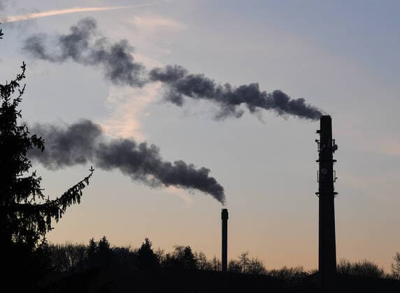 Smoking chimneys Smoking chimneys, 08 02 2020 the combined heat and power plant in the Reutlingen district of Orschel Hagen blows exhaust gases into the air on a cold winters day Reutlingen Baden Wuerttemberg Germany Copyright: xBEAUTIFULxSPORTS Grundlerx