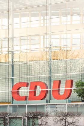 Konrad Adenauer Haus, CDU logo behind the glass facade 08 02 2020, Berlin, GER Konrad Adenauer Haus, CDU logo behind the glass facade, Berlin Berlin Germany Konrad Adenauer Haus