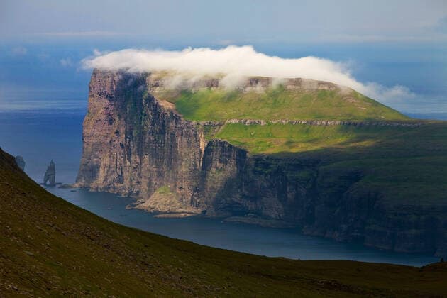 Nordostkueste von Eysturoy im Nordatlantik mit den Steinsaeulen Risin og Kellingin, Faeroeer, Streymoy northeastern coast of Eysturoy in the North Atlantic Ocean with tors Risin og Kellingin, Faroe Islands, Streymoy BLWS604597 Copyright: xblickwinkel S.xZiesex