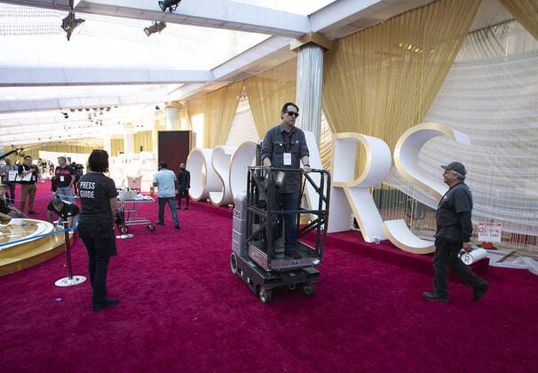 February 8, 2020, Hollywood, California, USA: Workers on the red carpet at the Dolby Theater in preparation for the 92nd Academy Awards on Saturday February 8, 2020 in Hollywood, California. JAVIER ROJAS PI Hollywood USA - ZUMAp124 20200208_zaa_p124_028 Copyright: xJavierxRojasx