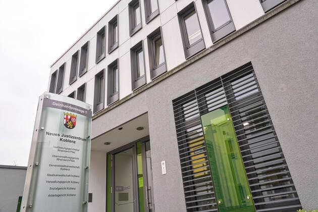 ++ 06.02.2020, Rheinland-Pfalz, Koblenz: Das Justizzentrum in Koblenz, in dem der rheinland-pfälzische Verfassungsgerichtshof, das Oberverwaltungsgericht, das Verwaltungsgericht, die Generalstaatsanwaltschaft, die Staatsanwaltschaft, das Sozialgericht und das Arbeitsgericht untergebracht sind. *** 06 02 2020, Rhineland-Palatinate, Koblenz The Justice Centre in Koblenz, which houses the Rhineland-Palatinate Constitutional Court, the Higher Administrative Court, the Administrative Court, the General Prosecutors Office, the Public Prosecutors Office, the Social Court and the Labour Court