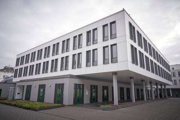 ++ 06.02.2020, Rheinland-Pfalz, Koblenz: Das Justizzentrum in Koblenz, in dem der rheinland-pfälzische Verfassungsgerichtshof, das Oberverwaltungsgericht, das Verwaltungsgericht, die Generalstaatsanwaltschaft, die Staatsanwaltschaft, das Sozialgericht und das Arbeitsgericht untergebracht sind. *** 06 02 2020, Rhineland-Palatinate, Koblenz The Justice Centre in Koblenz, which houses the Rhineland-Palatinate Constitutional Court, the Higher Administrative Court, the Administrative Court, the General Prosecutors Office, the Public Prosecutors Office, the Social Court and the Labour Court