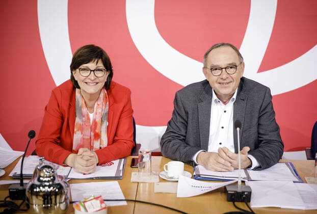 News Themen der Woche KW06 News Bilder des Tages Die SPD-Parteivorsitzenden Sakia Esken und Norbert Walter-Borjans vor Beginn der SPD Vorstandsklausur im Willy-Brandt-Haus. Berlin, 09.02.2020 Berlin Deutschland *** The SPD party leaders Sakia Esken and Norbert Walter Borjans before the start of the SPD board meeting in the Willy Brandt House Berlin, 09 02 2020 Berlin Germany Copyright: xThomasxKoehler photothek.netx