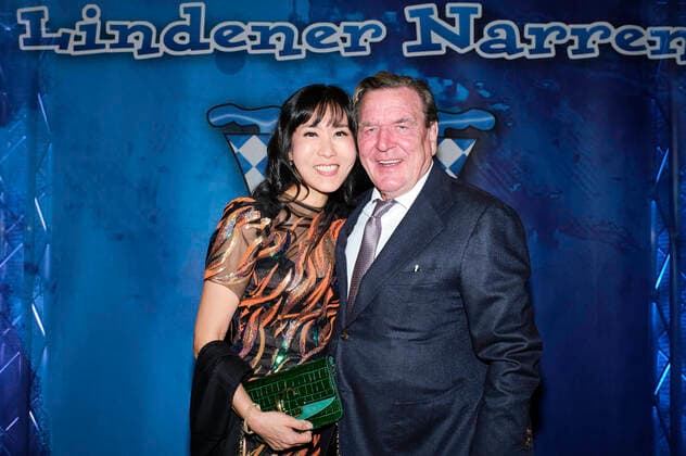Gerhard Schröder mit Ehefrau Kim So-yeon bei der Premierengala 2020 der Lindener Narren im Fritz-Haake-Saal. Hannover, 08.02.2020 *** Gerhard Schröder with his wife Kim So yeon at the premiere gala 2020 of the Lindener Narren in the Fritz Haake Hall Hanover, 08 02 2020 Foto:xU.xStammx xFuturexImage