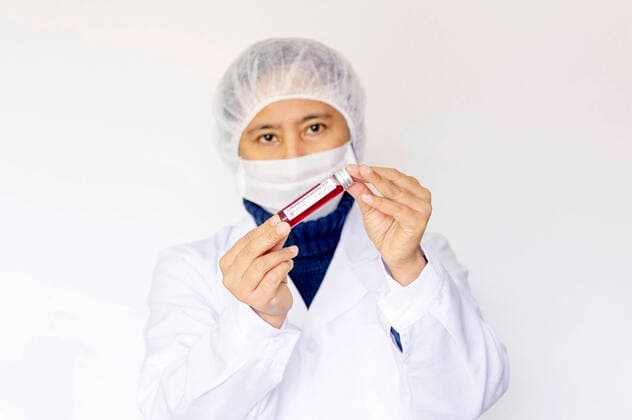 Blood sample in a test tube for analysis of coronavirus and for the production of a vaccine Model with dummy, dummy Foto:xD.xAnoraganingrumx xFuturexImage