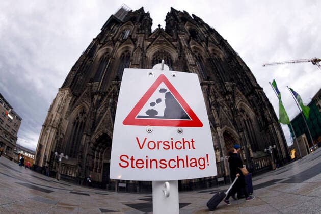 2020 Bilder des Jahres, News 02 Februar News Themen der Woche KW06 News Bilder des Tages Orkantief Sabine zieht über Köln, wo am Sonntag Warnhinweise wegen Steinschlag am Kölner Dom aufgestellt wurden. Köln, 09.02.2020 *** Hurricane Sabine moves over Cologne, where on Sunday warnings of rockfall were posted at Cologne Cathedral Cologne, 09 02 2020 Foto:xC.xHardtx xFuturexImage