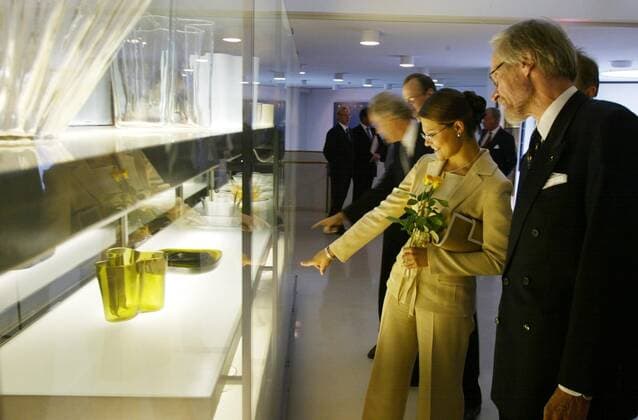 Designklassiker von Alvar Aalto JYVÄSKYLÄ 030828 Kung Carl XVI Gustaf, Drottning Silvia och Kronprinsessan Victoria besökte torsdagen 28 augusti Jyväskylä under deras statsbesök i Finland. Victoria var intresserad aaltovaserna pa Alvar Aalto-museet. JYVÄSKYLÄ FINLAND x1066x *** JYVÄSKYLÄ 030828 King Carl XVI Gustaf, Queen Silvia and Crown Princess Victoria visited Jyväskylä on Thursday 28 August during their state visit to Finland Victoria was interested in the Alto vases at the Alvar Aalto Museum JYVÄSKYLÄ FINLAND x1066x,  Copyright: xHENRIKxMONTGOMERYx STATSBESÖK FINLAND