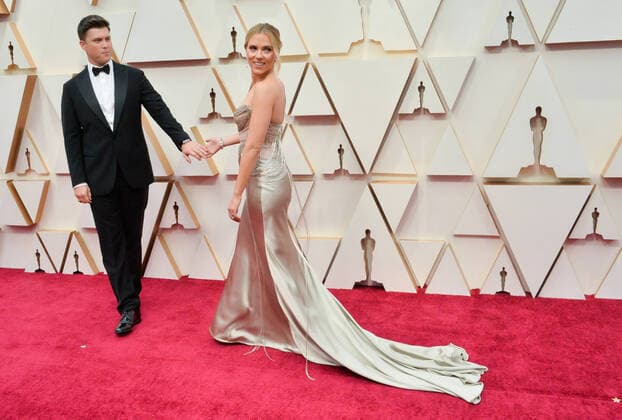 Colin Jost and Scarlett Johansson arrive for the 92nd annual Academy Awards at the Dolby Theatre in the Hollywood section of Los Angeles on Sunday, February 9, 2020.  LAP20200209534 JIMxRUYMEN