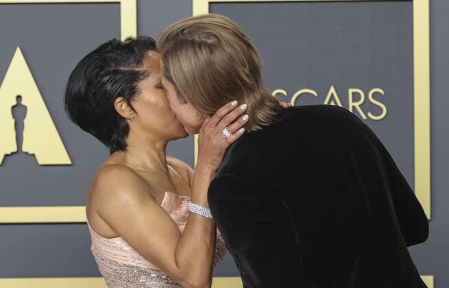February 9, 2020, Hollywood, California, USA: Brad Pitt winner of Actor in a Supporting Role award for Once upon a Time in Hollywood, and Regina King pose in the press room of the 92nd Academy Awards on Sunday February 9, 2020 at the Dolby Theater in Hollywood, California. BURT HARRIS BNS PI Hollywood USA - ZUMAp124 20200209_zaa_p124_011 Copyright: xBurtxHarrisx
