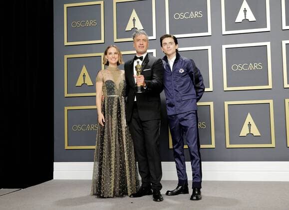 New Zealand director and actor Taika Waititi (c) poses in the press room with his Oscar for Best Screenplay Adapted by the film Jojo Rabbit , along with actors Timothée Chalamet (R) and Natalie Portman (L), during the 92nd Annual Academy Awards ceremony, at the Dolby Theater in Hollywood, California, US, 09 February 2020. EFE Armando Arorizo 92nd Annual Academy Awards ceremony in Hollywood !ACHTUNG: NUR REDAKTIONELLE NUTZUNG!  Copyright: xArmandoxArorizox AME834 20200210-637169038781181319